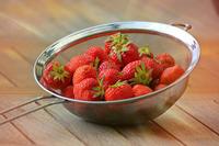 澳洲“草莓藏针”事件嫌犯锁定 50岁越南裔草莓农场女雇员或被判刑10年