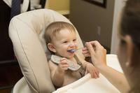 婴儿吃奶发出嗯嗯声音是怎么回事  婴儿吃奶发出嗯嗯声音有三点原因
