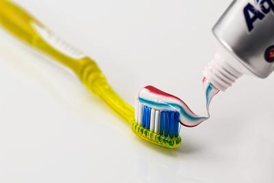 ​女人牙膏这么用牙齿健康更有效！