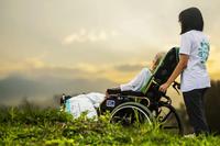 如何照顾瘫痪老人  瘫痪老人一天的护理情况