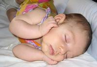 儿童感冒睡觉发热出汗是怎么回事  儿童感冒睡觉发热出汗需要注意什么