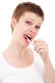 舌苔厚白有齿痕口干 引起舌苔厚白的原因与治疗方法