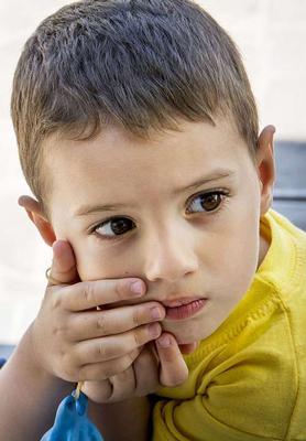 孩子常揉眼睛警惕是颈椎病预兆