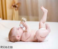 2个月宝宝吃奶时闹腾 宝宝吃奶闹腾的3个原因