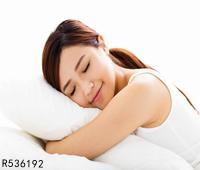 抱枕头睡觉缓解腰部疼痛 抱着睡觉的枕头怎么选择