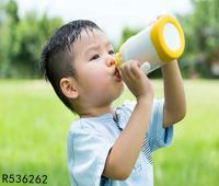 宝宝喝水杯子有讲究 0-1岁小儿喝水用品详解