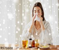 过敏性鼻炎的主要症状是什么 引起过敏性鼻炎常见的原因