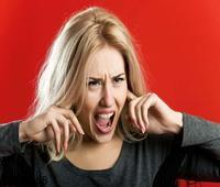女人脾气暴躁易怒警惕更年期