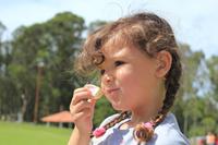 两岁小孩吃口香糖咽了怎么办 吃口香糖对小孩有什么不良影响