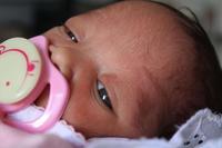 刚出生的婴儿眼睛睁不开正常吗 宝宝视力的发展过程