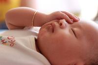 婴儿半夜哭闹是什么原因 睡眠对比表发育的作用