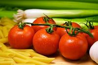 颜色鲜红、果实较硬、不易裂的番茄是转基因