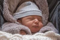 新生宝宝吃奶翻白眼  宝宝翻白眼的原因是什么