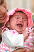 宝宝吐奶哭闹的原因  宝宝吐奶哭闹怎么办