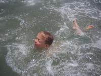 男童溺水后被倒挂急救 发生溺水时应如何急救