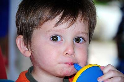 儿童抽动症应该吃什么药？