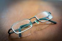 远视戴镜一年度数没减怎么办 远视眼的症状表现