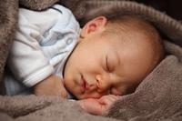 3个月的宝宝一天睡几个小时 宝宝睡得少怎么办
