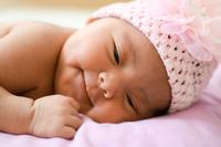 婴儿吐水和奶花怎么办 婴儿吐奶是怎么回事