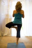 站立式瑜伽的好处多多  真是免费又健康的好运动方式