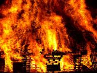 人大一宿舍楼起火 目击者:大火几乎将楼顶烧没了