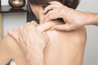 洗头按摩肩颈的好处 按摩肩颈可以缓解的不适症状