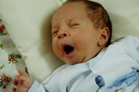 新生儿觉少怎么回事 如何应对新生儿睡眠少