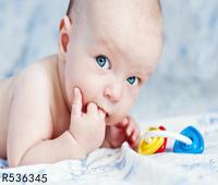宝宝吃奶淘气应该怎么办 注意这4点让孩子安静的吃奶