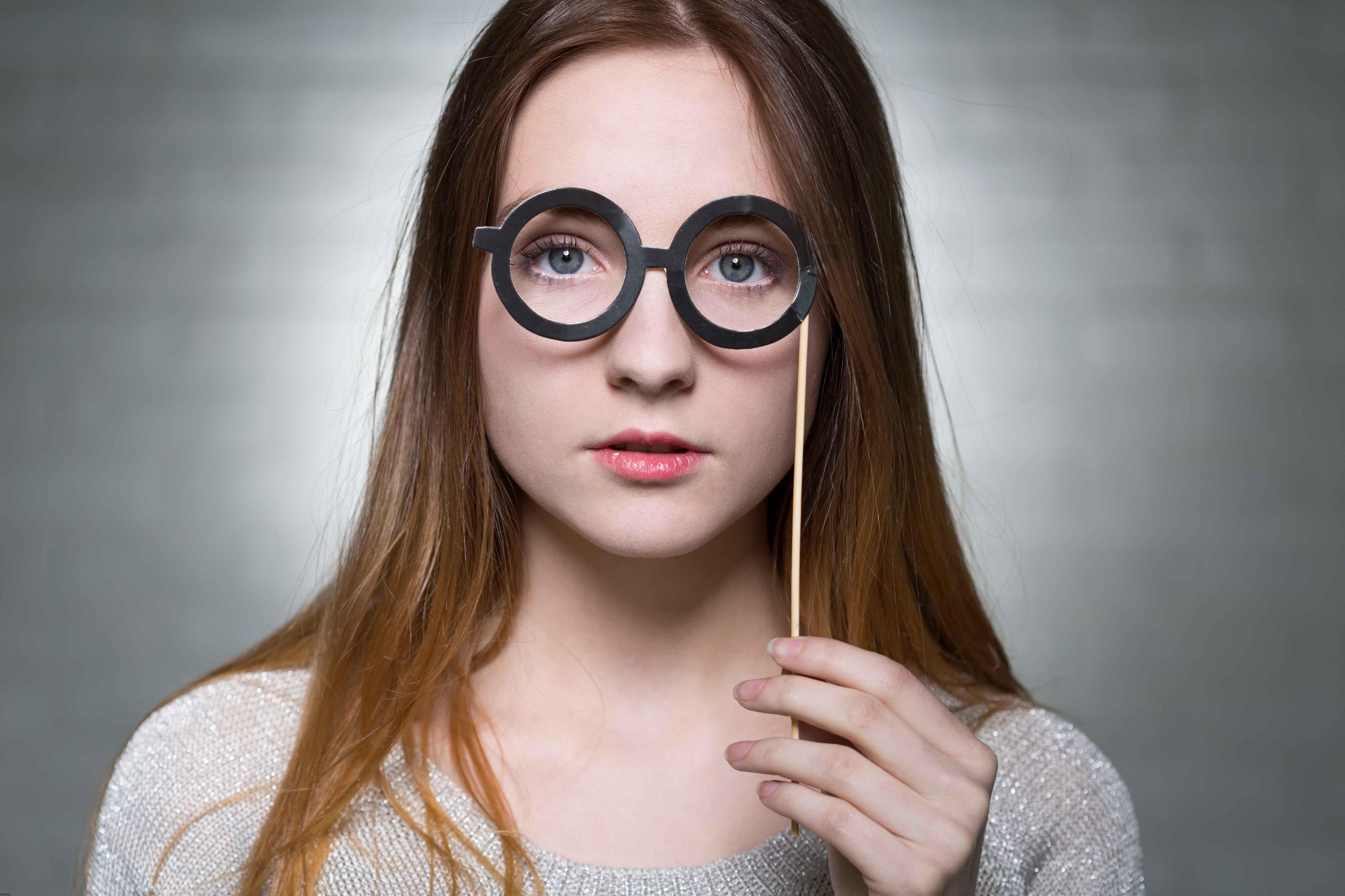 黎姿晒自拍戴老花镜眼睛会泄露年龄的秘密如何预防老花眼