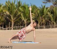 站立瘦身瑜伽怎样做 做瑜伽时的注意事项