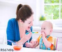 宝宝吃奶粉嘴巴周围红怎么回事   喂养宝宝的注意事项
