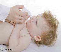 宝宝发烧38度怎么办 引起宝宝发烧的原因