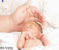 刚满月的宝宝吐奶很厉害怎么办 新生儿吐奶的原因