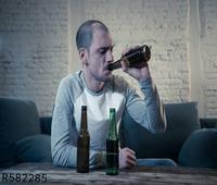 长期饮酒容易患上酒精肝吗 长期饮酒的危害你须知